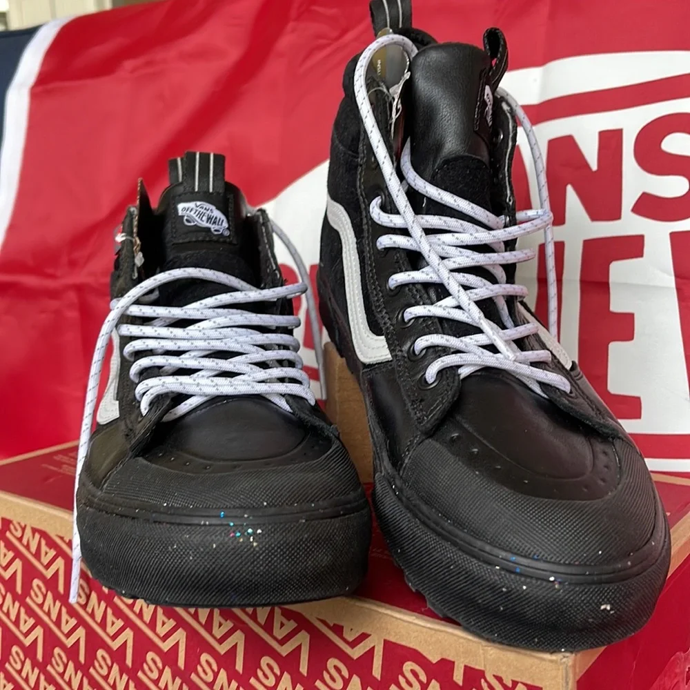 Vans WMNS Sk8-HI Mte-2
Glitter Black Glitter
VNOA5HZZUNM
Boots - sneakers - Picture 9 of 16